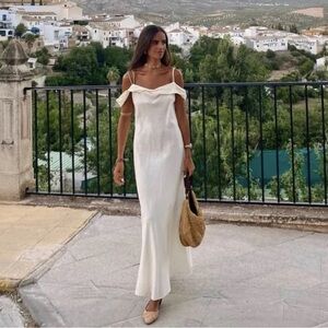 Zara cream color Linen blend off shoulder dress. XS blogger fave.